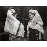 Nagyobb méret, Szendrő István fotóművészeti alkotása, hölgyek somogyudvarhelyi népviseletben, Gyöngyösbokréta mozgalom, Somogyudvarhely, Somogy megye, népviselet, fejfedő, szoknya, kendő, 