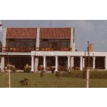 Nagyobb méret. Az Ikarus 222 típusú gépjárműve a szabadbattyáni Gorsium étterem előtt, Szabadbattyán, Fejér megye, jármű, közlekedés, busz, tábla, utcakép, helytörténet, 1970-es évek, 