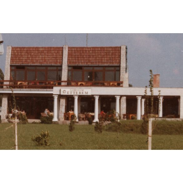 Nagyobb méret. Az Ikarus 222 típusú gépjárműve a szabadbattyáni Gorsium étterem előtt, Szabadbattyán, Fejér megye, jármű, közlekedés, busz, tábla, utcakép, helytörténet, 1970-es évek, 