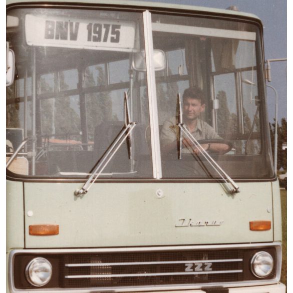 Nagyobb méret. Az Ikarus 222 típusú gépjárműve a szabadbattyáni Gorsium étterem előtt, Szabadbattyán, Fejér megye, jármű, közlekedés, busz, tábla, utcakép, helytörténet, 1970-es évek, 