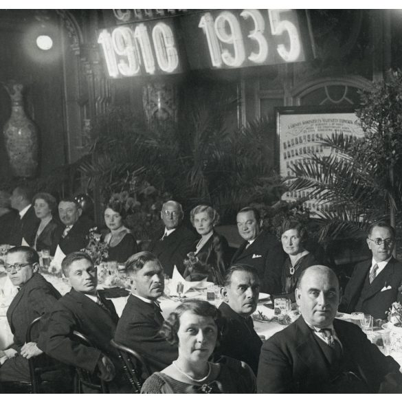 Nagyobb méret, Pannonia szálló télikertje, Budapest, Astoria, Wolf Emil gyárának (CHINOIN) jubileumi ünnepsége, Horthy-korszak, helytörténet, 1935, 1930-as évek, Eredeti pecséttel jelzett fotó, hátulj