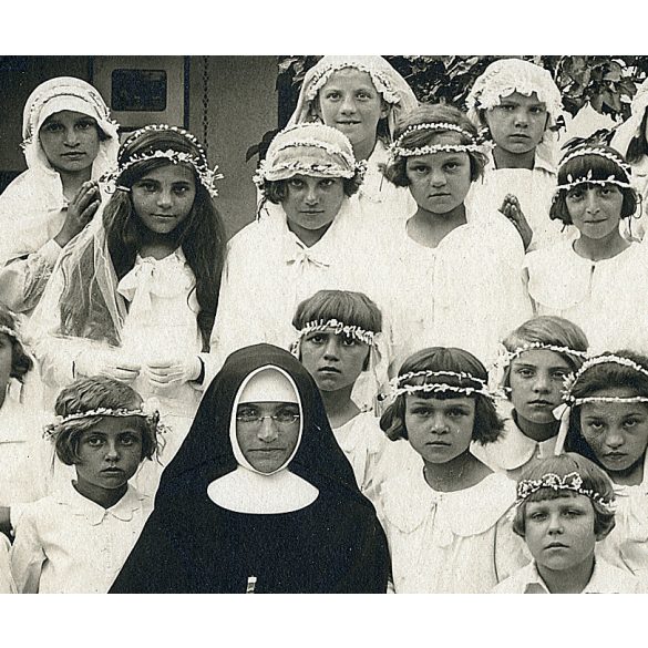 Nagyobb méret, elsőáldozó lányok apácákkal, szerzetes, pap, egyház, ünnep, Horthy-korszak, helytörténet, 1920-as évek, Eredeti fotó, papírkép.  