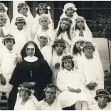 Nagyobb méret, elsőáldozó lányok apácákkal, szerzetes, pap, egyház, ünnep, Horthy-korszak, helytörténet, 1920-as évek, Eredeti fotó, papírkép.  