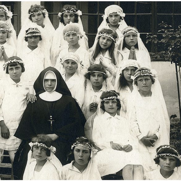 Nagyobb méret, elsőáldozó lányok apácákkal, szerzetes, pap, egyház, ünnep, Horthy-korszak, helytörténet, 1920-as évek, Eredeti fotó, papírkép.  