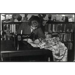   Házimunka Csepel 30-as varrógépen, szocializmus, ipartörténet, 1960-as évek, Eredeti fotó, papírkép. 