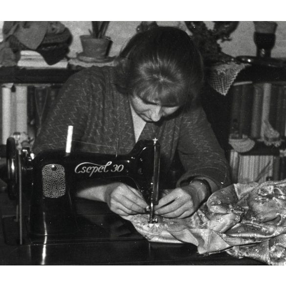 Házimunka Csepel 30-as varrógépen, szocializmus, ipartörténet, 1960-as évek, Eredeti fotó, papírkép. 