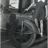 Kislány Harley-Davidson oldalkocsis motorkerékpáron, üveges, képkeretező műhely előtt, jármű, közlekedés, üzlet, kirakat, Horthy-korszak, 1930-as évek, Eredeti fotó, papírkép. 