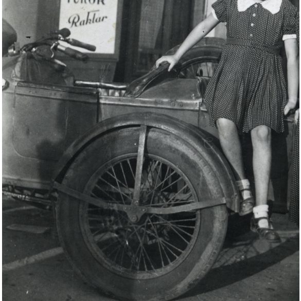 Kislány Harley-Davidson oldalkocsis motorkerékpáron, üveges, képkeretező műhely előtt, jármű, közlekedés, üzlet, kirakat, Horthy-korszak, 1930-as évek, Eredeti fotó, papírkép. 