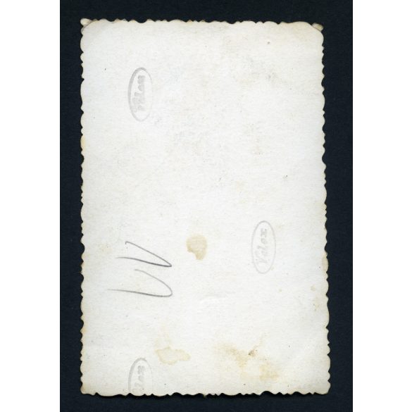 Kislány Harley-Davidson oldalkocsis motorkerékpáron, üveges, képkeretező műhely előtt, jármű, közlekedés, üzlet, kirakat, Horthy-korszak, 1930-as évek, Eredeti fotó, papírkép. 