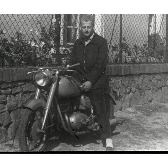 Férfi Pannonia TLT motorkerékpáron, jármű, közlekedés, szocializmus, 1960-as évek, Eredeti fotó, papírkép.  