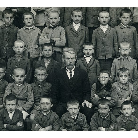 Maksay fényképész, Mezőtúr, osztálykép Sipos Antal tanító úrral, iskola, Horthy-korszak, helytörténet, Jász-Nagykun-Szolnok megye, 1932, 1930-as évek, Eredeti fotó, papírkép, a hátulján a szereplők ne