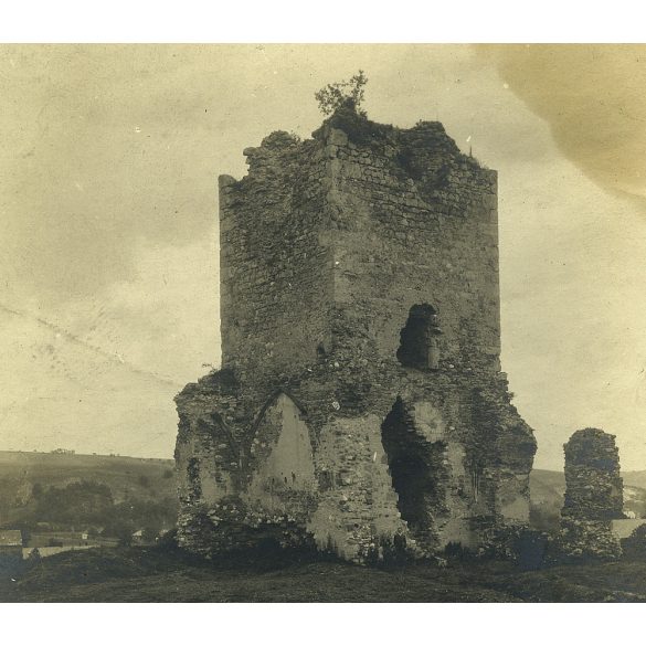 A vár egyik bástyája,  Diósgyőr (Miskolc), Horthy-korszak, helytörténet, 1923, 1920-as évek, Eredeti fotó, papírkép, foltos, sérült, alsó sarkánál hiányos. 