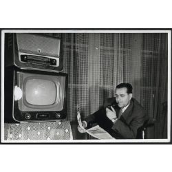   Pipázó férfi újságot olvas, Orion televízió, tv, rádió, szocializmus, 1960-as évek, Eredeti fotó, papírkép. 