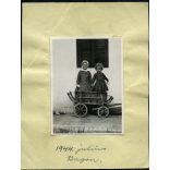 Gyerekek, testvérek kézenfogva, Bag, kézikocsi, Horthy-korszak, helytörténet, Pest megye, 1944, 1940-es évek, Eredeti fotó, papírra ragasztott papírkép. 