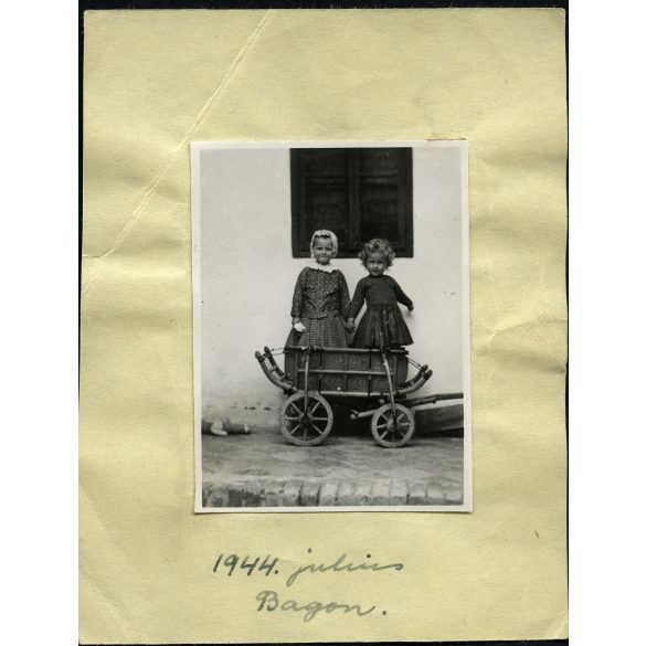 Gyerekek, testvérek kézenfogva, Bag, kézikocsi, Horthy-korszak, helytörténet, Pest megye, 1944, 1940-es évek, Eredeti fotó, papírra ragasztott papírkép. 