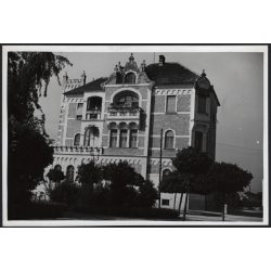   Nagyobb méret, Szendrő István fotóművészeti alkotása, a magyaróvári Postapalota, Óvári posta, Mosonmagyaróvár, Győr-Moson-Sopron megye, épület, építészet, utcakép, 1930-as évek. 