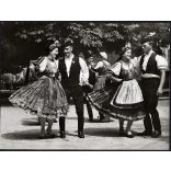 Nagyobb méret, Szendrő István fotóművészeti alkotása, néptánc, fiatalok váraljai népviseletben, Váralja, Tolna megye, Gyöngyösbokréta mozgalom, népviselet, szoknya, fejfedő, 1930-as évek. 