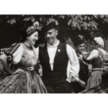 Nagyobb méret, Szendrő István fotóművészeti alkotása, néptánc, fiatalok váraljai népviseletben, Váralja, Tolna megye, Gyöngyösbokréta mozgalom, népviselet, szoknya, fejfedő, 1930-as évek. 