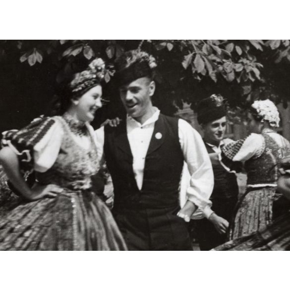 Nagyobb méret, Szendrő István fotóművészeti alkotása, néptánc, fiatalok váraljai népviseletben, Váralja, Tolna megye, Gyöngyösbokréta mozgalom, népviselet, szoknya, fejfedő, 1930-as évek. 