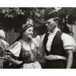 Nagyobb méret, Szendrő István fotóművészeti alkotása, néptánc, fiatalok váraljai népviseletben, Váralja, Tolna megye, Gyöngyösbokréta mozgalom, népviselet, szoknya, fejfedő, 1930-as évek. 