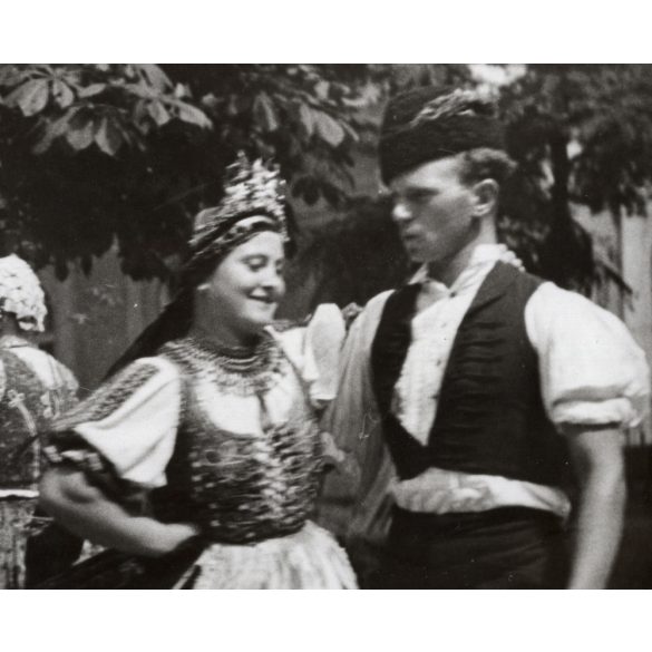 Nagyobb méret, Szendrő István fotóművészeti alkotása, néptánc, fiatalok váraljai népviseletben, Váralja, Tolna megye, Gyöngyösbokréta mozgalom, népviselet, szoknya, fejfedő, 1930-as évek. 