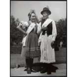 Nagyobb méret, Szendrő István fotóművészeti alkotása, fiatalok népviseletben, Alsóberecki, Borsod-Abaúj-Zemplén megye, Gyöngyösbokréta mozgalom, népviselet, kalap, szoknya, mellény, kendő, 