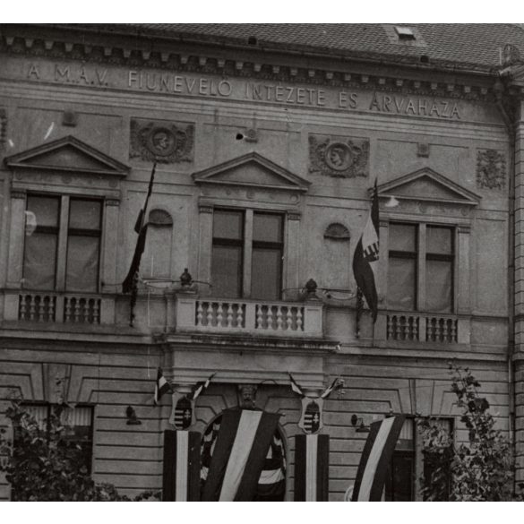 Nagyobb méret, Szatmárnémeti, Erdély, a Magyar Királyi Államvasutak Fiúnevelő Intézetének és Árvaházának épülete.  1941. szeptember 12., Horthy-korszak, 2. világháború,