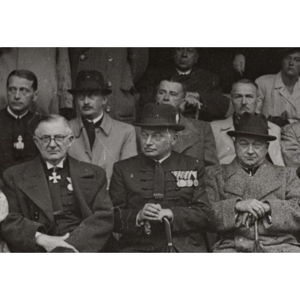 Nagyobb méret, Szatmárnémeti, Erdély, a Magyar Királyi Államvasutak Fiúnevelő Intézetének és Árvaházának megnyitója. A résztvevők között híres nemesek, politikusok és egyházi vezetők, 1941. 