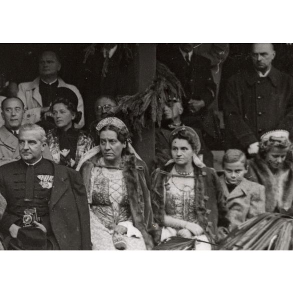 Nagyobb méret, Szatmárnémeti, Erdély, a Magyar Királyi Államvasutak Fiúnevelő Intézetének és Árvaházának megnyitója. A résztvevők között híres nemesek, politikusok és egyházi vezetők, 1941. 