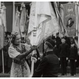 Nagyobb méret, Szatmárnémeti, Erdély, Horthy Istvánné (Edelsheim-Gyulai Ilona) zászlóval, a Magyar Királyi Államvasutak Fiúnevelő Intézetének és Árvaházának felavatásán. 