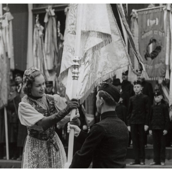 Nagyobb méret, Szatmárnémeti, Erdély, Horthy Istvánné (Edelsheim-Gyulai Ilona) zászlóval, a Magyar Királyi Államvasutak Fiúnevelő Intézetének és Árvaházának felavatásán. 