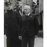 Nagyobb méret, Szatmárnémeti, Erdély, Horthy Istvánné (Edelsheim-Gyulai Ilona) zászlóval, a Magyar Királyi Államvasutak Fiúnevelő Intézetének és Árvaházának felavatásán. 