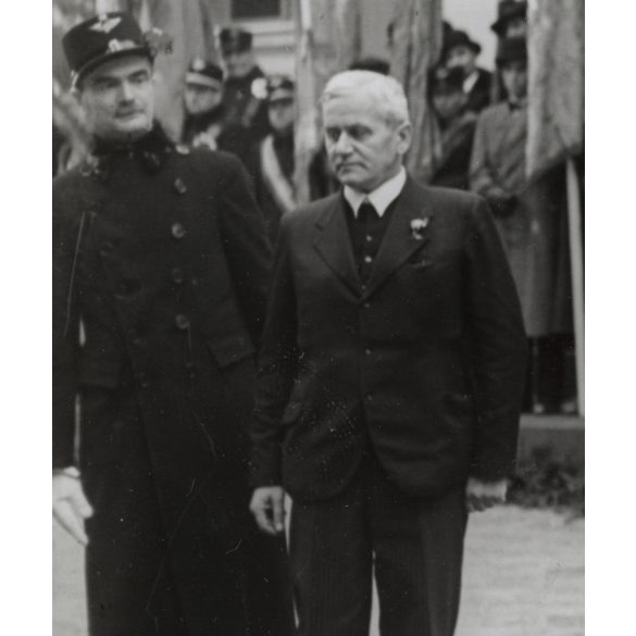 Nagyobb méret, Szatmárnémeti, Erdély, Horthy Istvánné (Edelsheim-Gyulai Ilona) zászlóval, a Magyar Királyi Államvasutak Fiúnevelő Intézetének és Árvaházának felavatásán. 