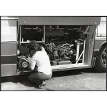 Nagyobb méret! Az Ikarus 254 tourist típusú, légkondicionált gépjárművének motortere(?), javítás alatt, Magyarország, jármű, busz, közlekedéstörténet, 1970-es évek, Eredeti fotó, papírkép. 