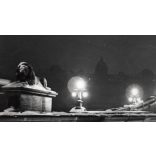 Nagyobb méret, Szendrő István fotóművészeti alkotása, a Széchenyi Lánchíd télen, háttérben a budai vár, Budapest, épület, építészet, szobrok, 1930-as évek. Eredeti, pecséttel jelzett fotó, papírkép. 