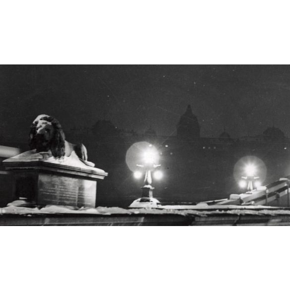Nagyobb méret, Szendrő István fotóművészeti alkotása, a Széchenyi Lánchíd télen, háttérben a budai vár, Budapest, épület, építészet, szobrok, 1930-as évek. Eredeti, pecséttel jelzett fotó, papírkép. 
