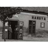 Nagyobb méret, Szendrő István fotóművészeti alkotása, a pusztaszabolcsi Hangya szövetkezet üzlete, Pusztaszabolcs, Fejér megye, feliratok, táblák, épület, 1930-as évek. 