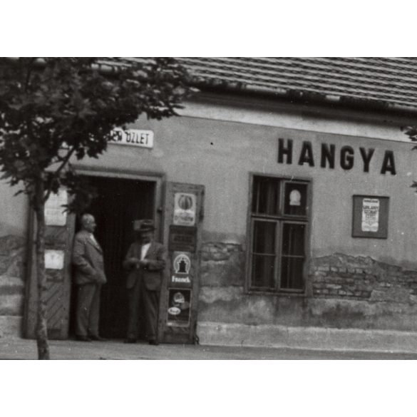 Nagyobb méret, Szendrő István fotóművészeti alkotása, a pusztaszabolcsi Hangya szövetkezet üzlete, Pusztaszabolcs, Fejér megye, feliratok, táblák, épület, 1930-as évek. 