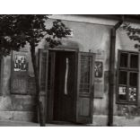 Nagyobb méret, Szendrő István fotóművészeti alkotása, a pusztaszabolcsi Hangya szövetkezet üzlete, Pusztaszabolcs, Fejér megye, feliratok, táblák, épület, 1930-as évek. 