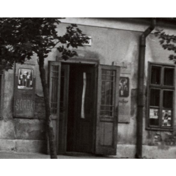 Nagyobb méret, Szendrő István fotóművészeti alkotása, a pusztaszabolcsi Hangya szövetkezet üzlete, Pusztaszabolcs, Fejér megye, feliratok, táblák, épület, 1930-as évek. 