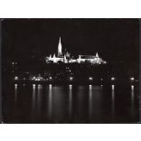 Nagyobb méret, Szendrő István fotóművészeti alkotása, a Halászbástya és a Mátyás-templom (Budavári Nagyboldogasszony-templom) éjjel, Budapest, 1930-as évek. Eredeti, pecséttel jelzett fotó, papírkép. 