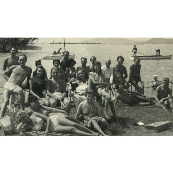 Fürdőző társaság, Balatonlelle, fürdő, strand, Balaton, kommunizmus, Somogy megye, 1947, 1940-es évek, Eredeti fotó, hátulján feliratozott papírkép. 