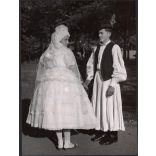 Nagyobb méret, Szendrő István fotóművészeti alkotása, fiatalok koppányszántói népviseletben, Koppányszántó, Tolna megye, Gyöngyösbokréta mozgalom, népviselet, kalap, szoknya, kendő, 1930-as évek.