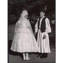   Nagyobb méret, Szendrő István fotóművészeti alkotása, fiatalok koppányszántói népviseletben, Koppányszántó, Tolna megye, Gyöngyösbokréta mozgalom, népviselet, kalap, szoknya, kendő, 1930-as évek.