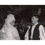 Nagyobb méret, Szendrő István fotóművészeti alkotása, fiatalok koppányszántói népviseletben, Koppányszántó, Tolna megye, Gyöngyösbokréta mozgalom, népviselet, kalap, szoknya, kendő, 1930-as évek.