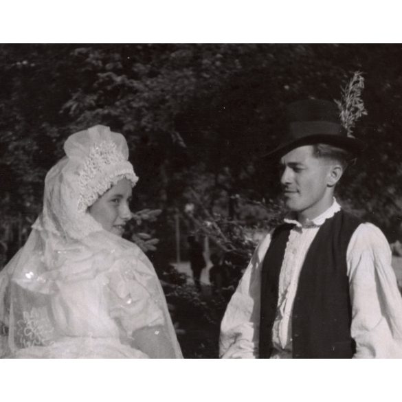 Nagyobb méret, Szendrő István fotóművészeti alkotása, fiatalok koppányszántói népviseletben, Koppányszántó, Tolna megye, Gyöngyösbokréta mozgalom, népviselet, kalap, szoknya, kendő, 1930-as évek.