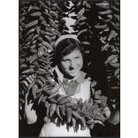 Nagyobb méret, Szendrő István fotóművészeti alkotása, paprikával, Szeged, Csongrád-Csanád megye, kendő, 1930-as évek. Eredeti, pecséttel jelzett fotó, papírkép, Agfa Brovira papíron. 