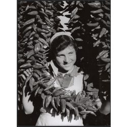   Nagyobb méret, Szendrő István fotóművészeti alkotása, paprikával, Szeged, Csongrád-Csanád megye, kendő, 1930-as évek. Eredeti, pecséttel jelzett fotó, papírkép, Agfa Brovira papíron. 