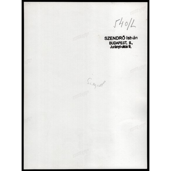 Nagyobb méret, Szendrő István fotóművészeti alkotása, paprikával, Szeged, Csongrád-Csanád megye, kendő, 1930-as évek. Eredeti, pecséttel jelzett fotó, papírkép, Agfa Brovira papíron. 