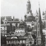 Nagyobb méret, Szendrő István fotóművészeti alkotása, a budai oldal, rakpart, Halászbástya, Mátyás-templom, Víziváros, Budapest, népviselet, korsó, kendő, 1930-as évek. 